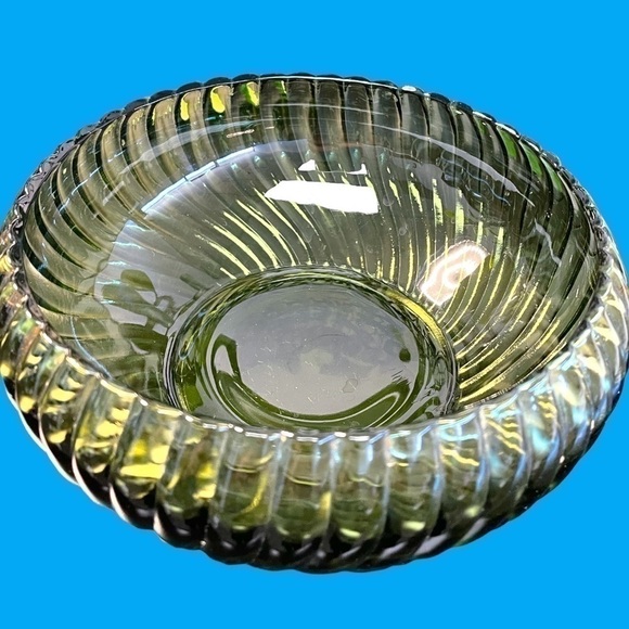 VINTAGE glass bowl, green, spiral design, 6 inch diameter, 2 1/2 inches tall - Picture 1 of 3